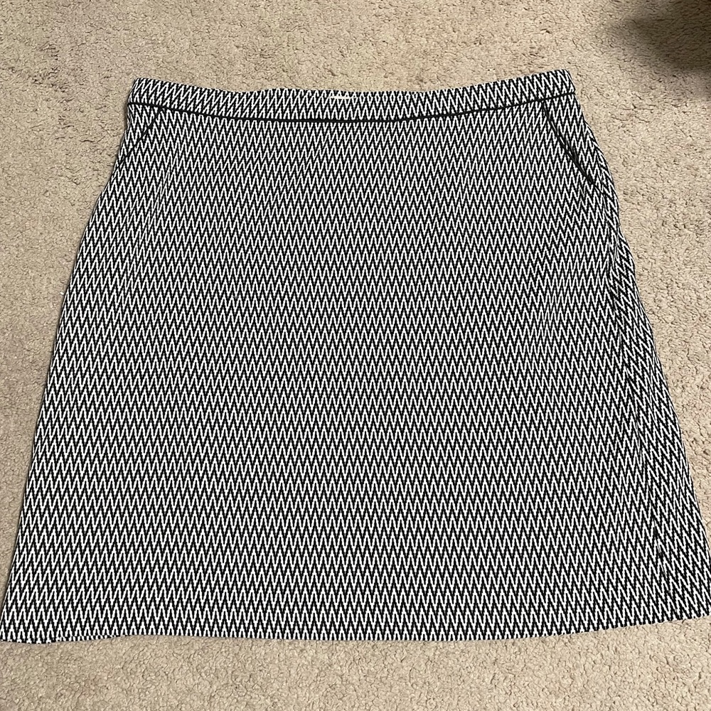 NWOT Dress Barn Stretch Chevron Skirt with pockets